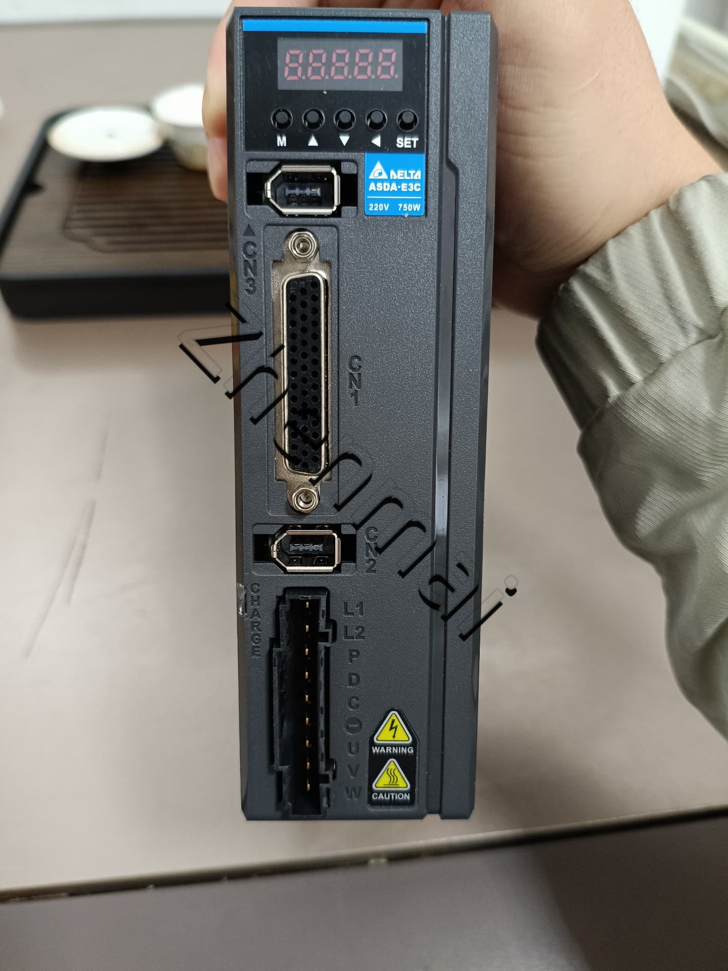 100% úplne nový originálny a originálny Delta ASD-E3-0721-L Frekvenčné meniče Pohon Servo Motor