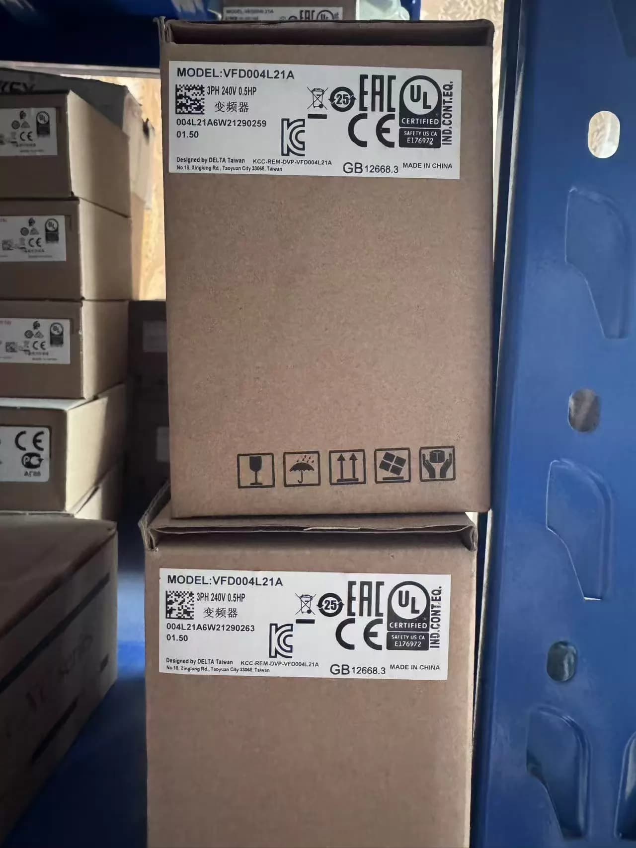 100% úplne nový originálny a originálny Delta VFD004EL21A Frekvenčné meniče Pohon Servo Motor