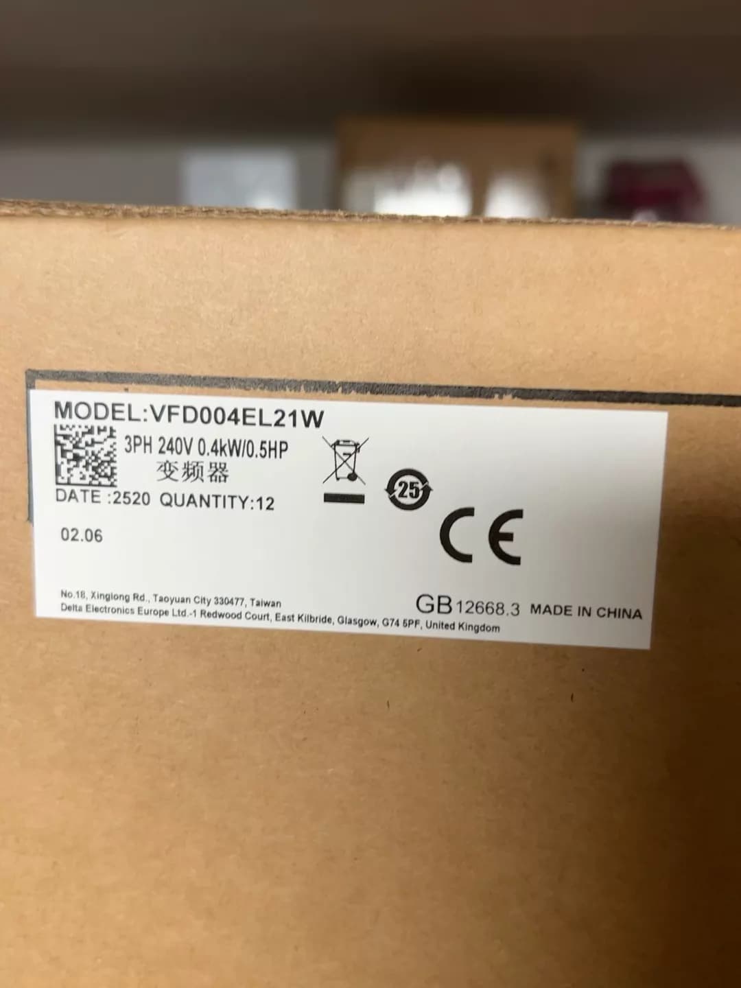 100% úplne nový originálny a originálny Delta VFD004EL21W Frekvenčné meniče Pohon Servo Motor
