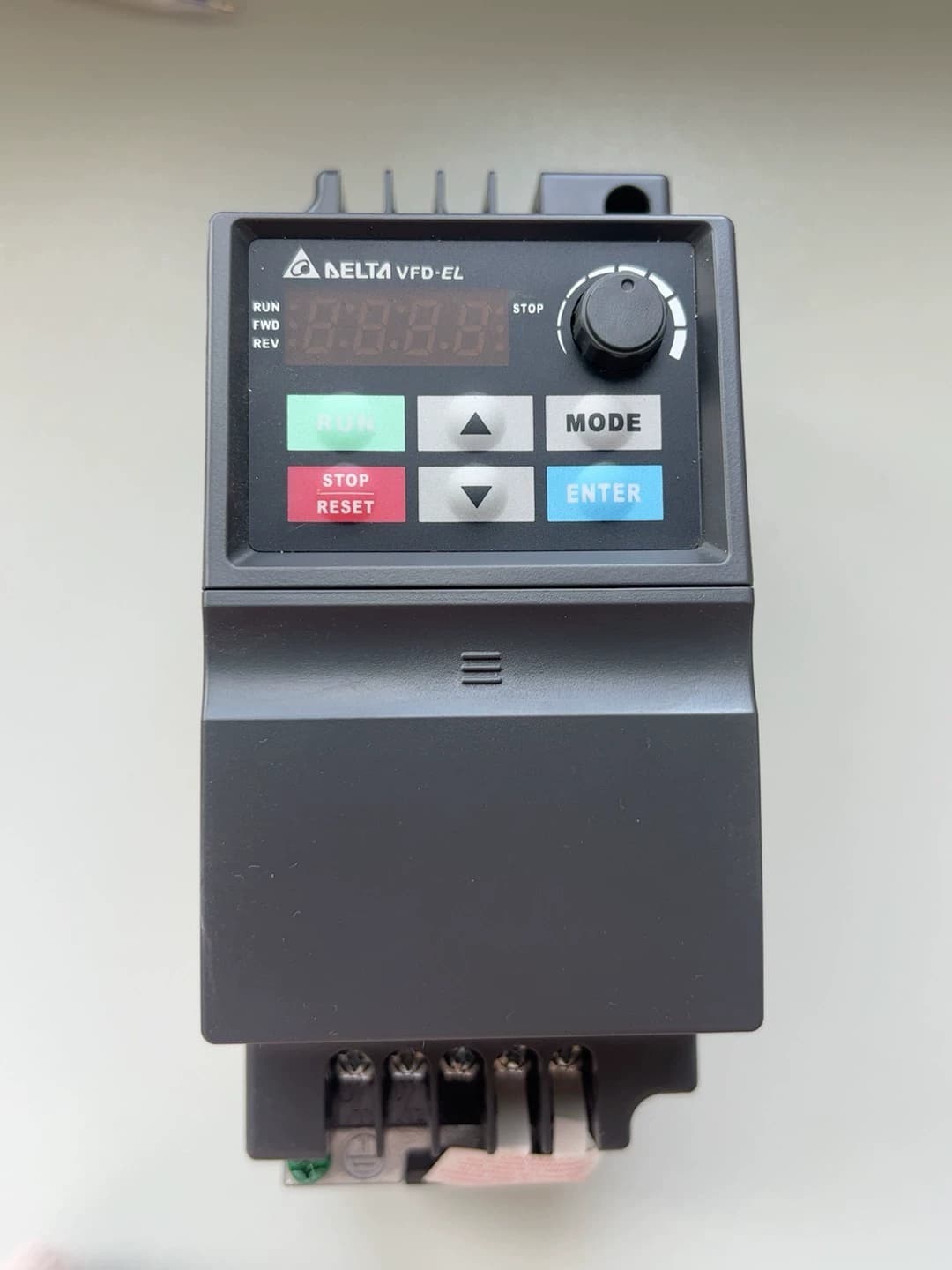 100% úplne nový originálny a originálny Delta VFD007EL21A Frekvenčné meniče Pohon Servo Motor