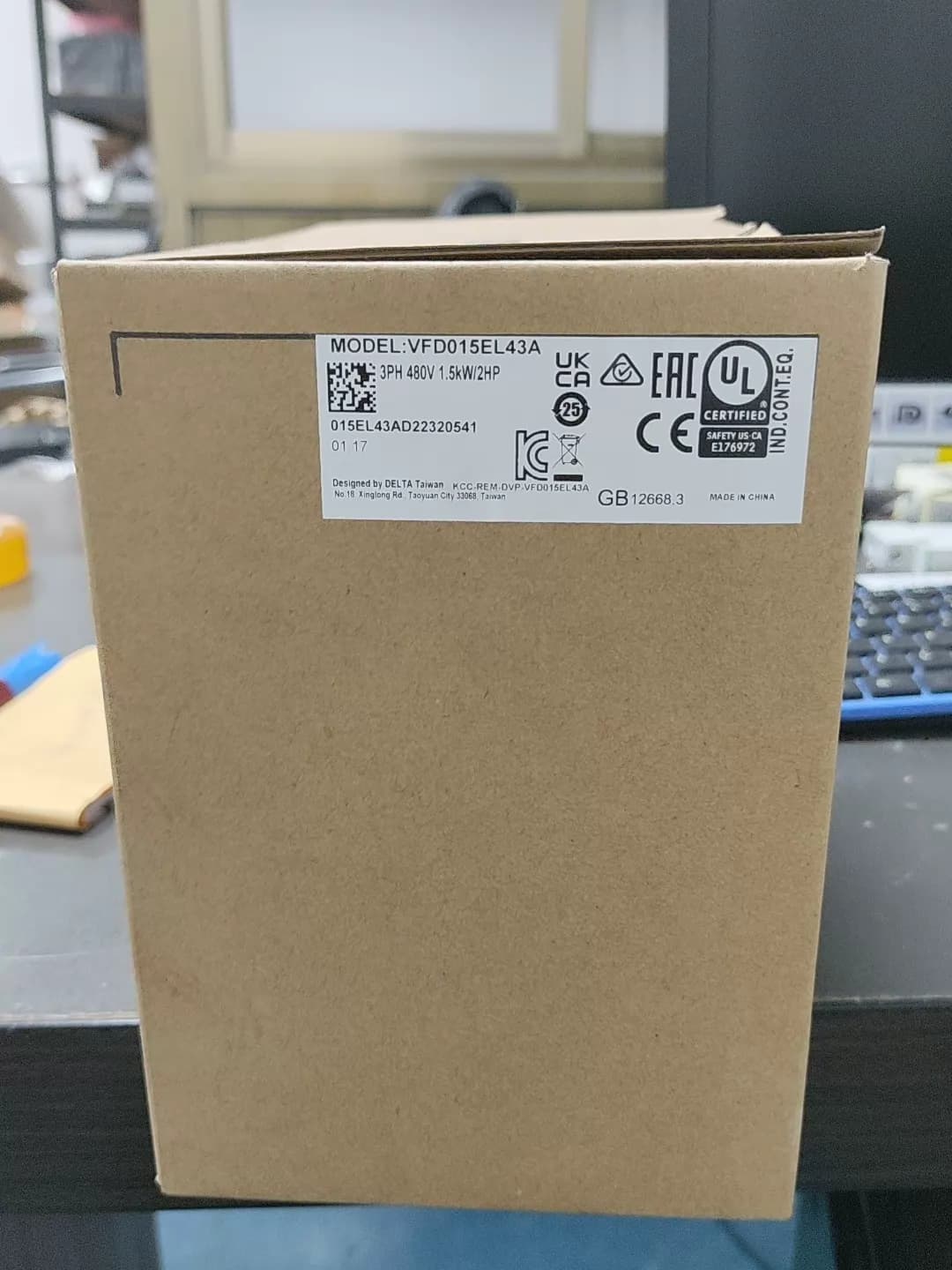 100% úplne nový originálny a originálny Delta VFD015EL43A Frekvenčné meniče Pohon Servo Motor