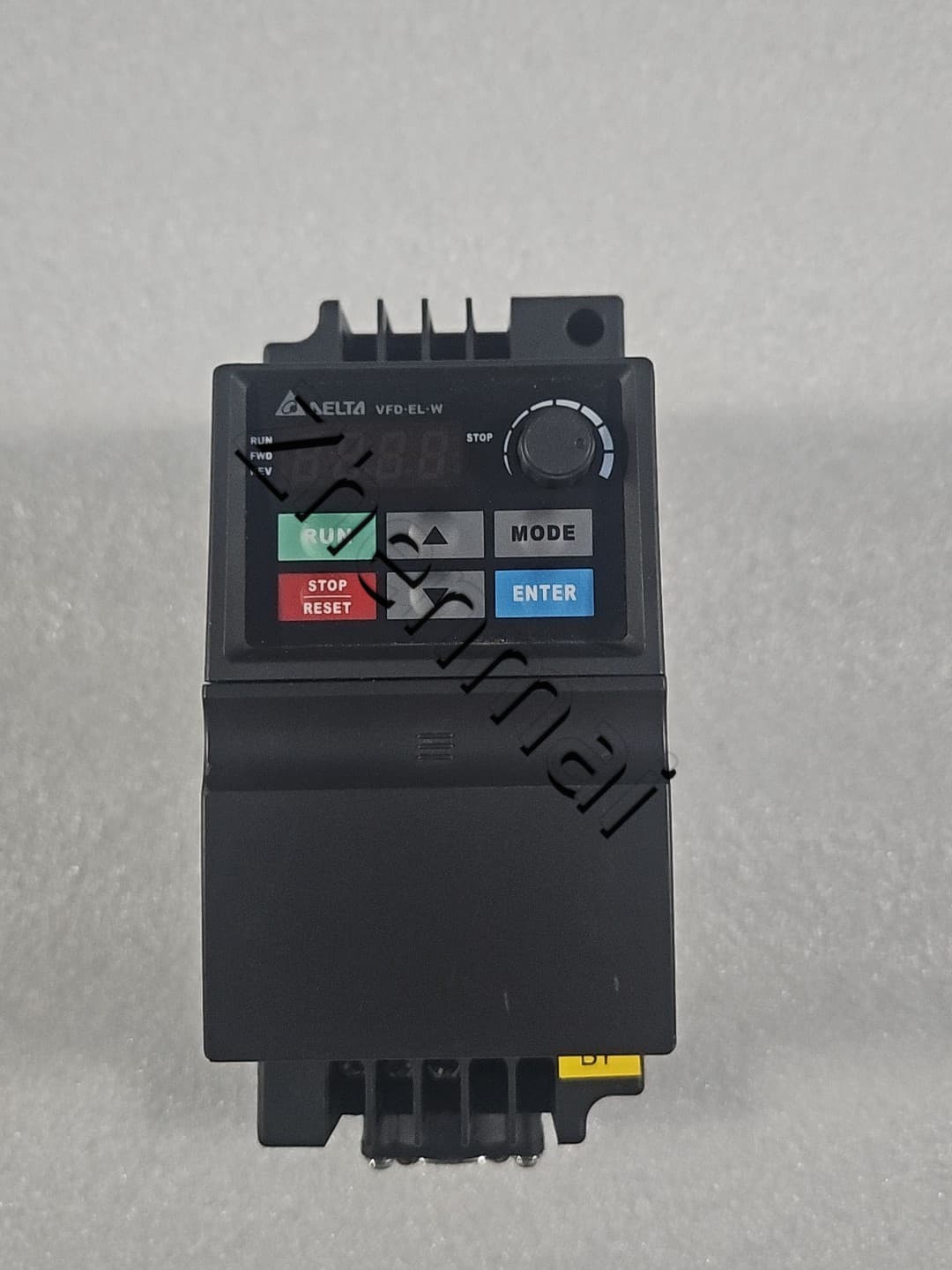 100% úplne nový originálny a originálny Delta VFD015EL43W Frekvenčné meniče Pohon Servo Motor