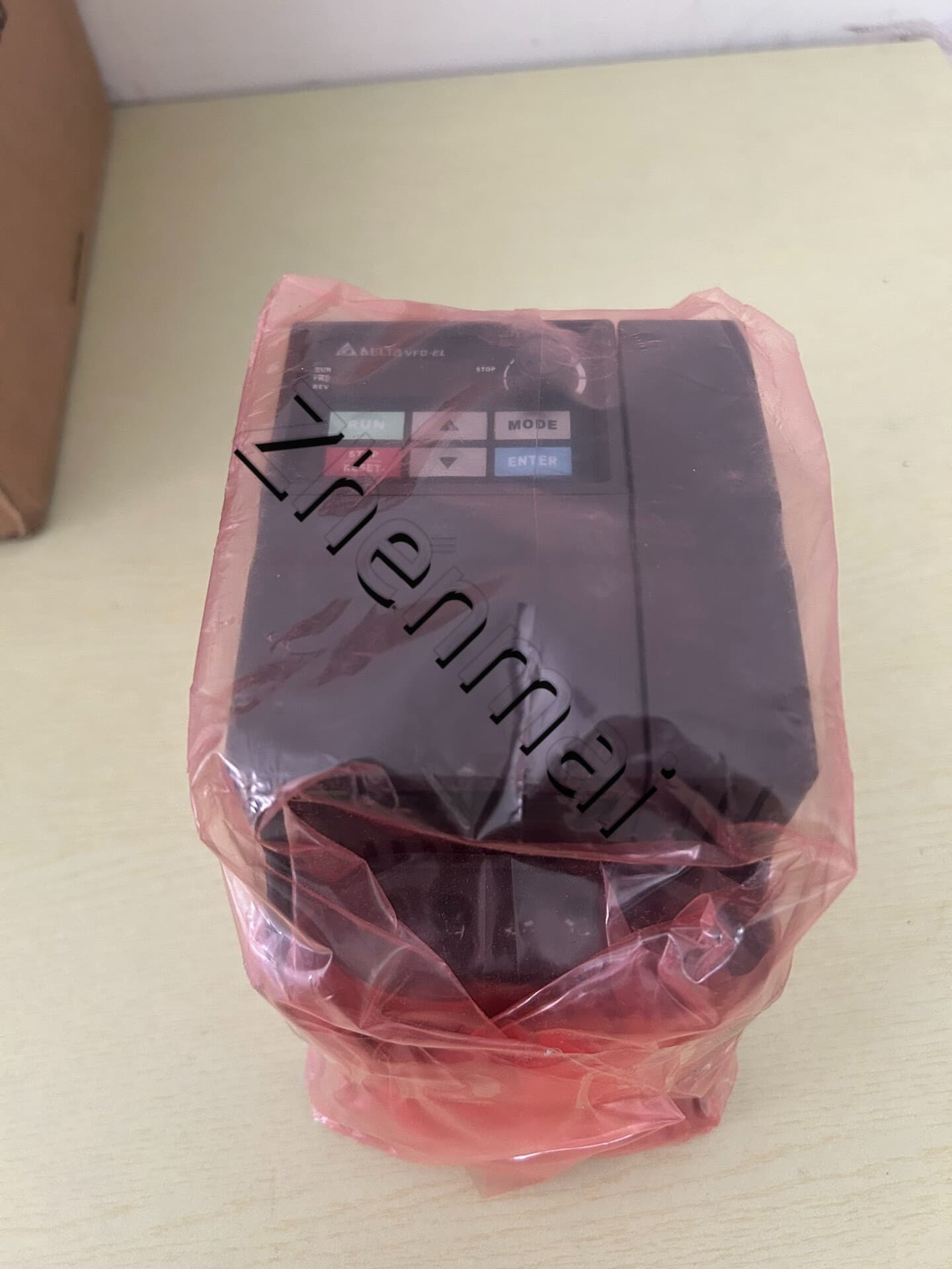 100% úplne nový originálny a originálny Delta VFD022EL43A Frekvenčné meniče Pohon Servo Motor