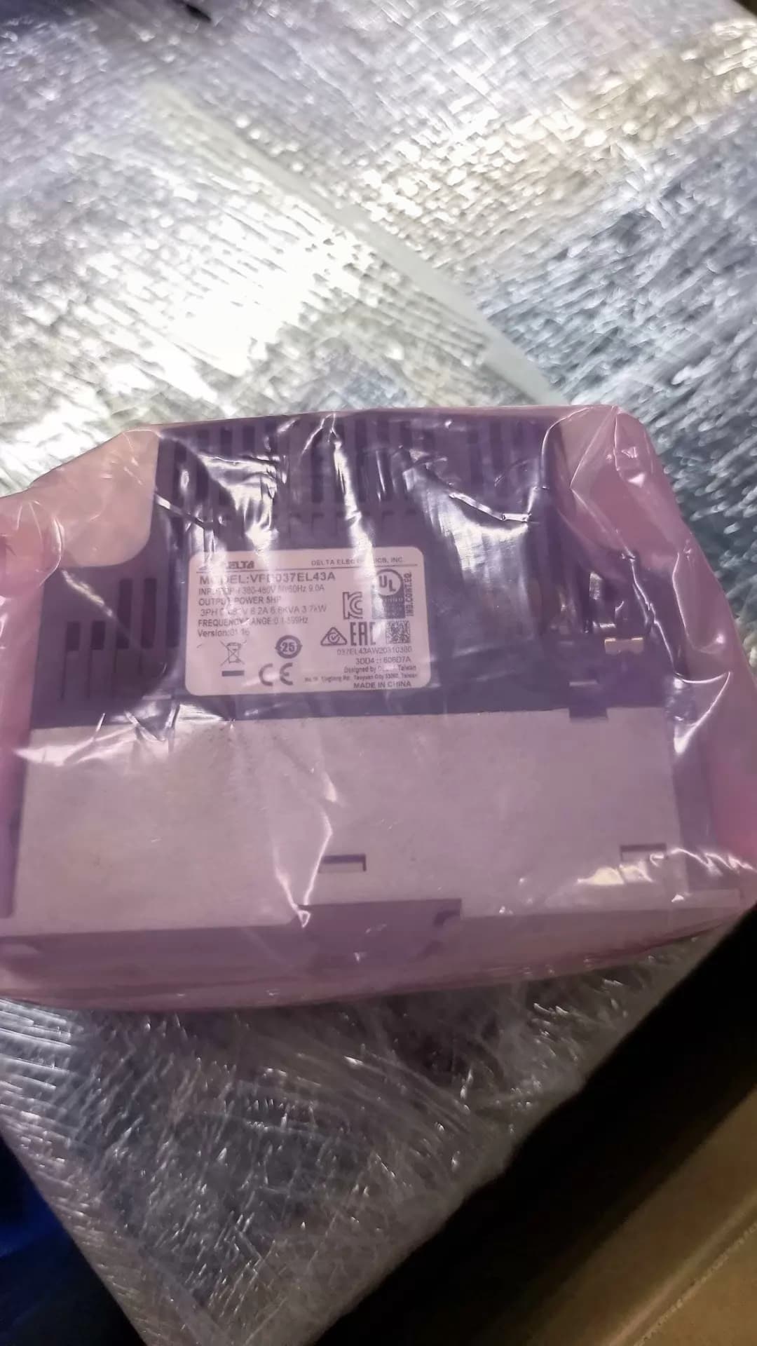 100% úplne nový originálny a originálny Delta VFD037EL43A Frekvenčné meniče Pohon Servo Motor