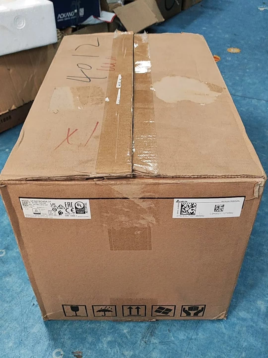 100% úplne nový originálny a originálny Delta VFD075C43A-21 Frekvenčné meniče Pohon Servo Motor