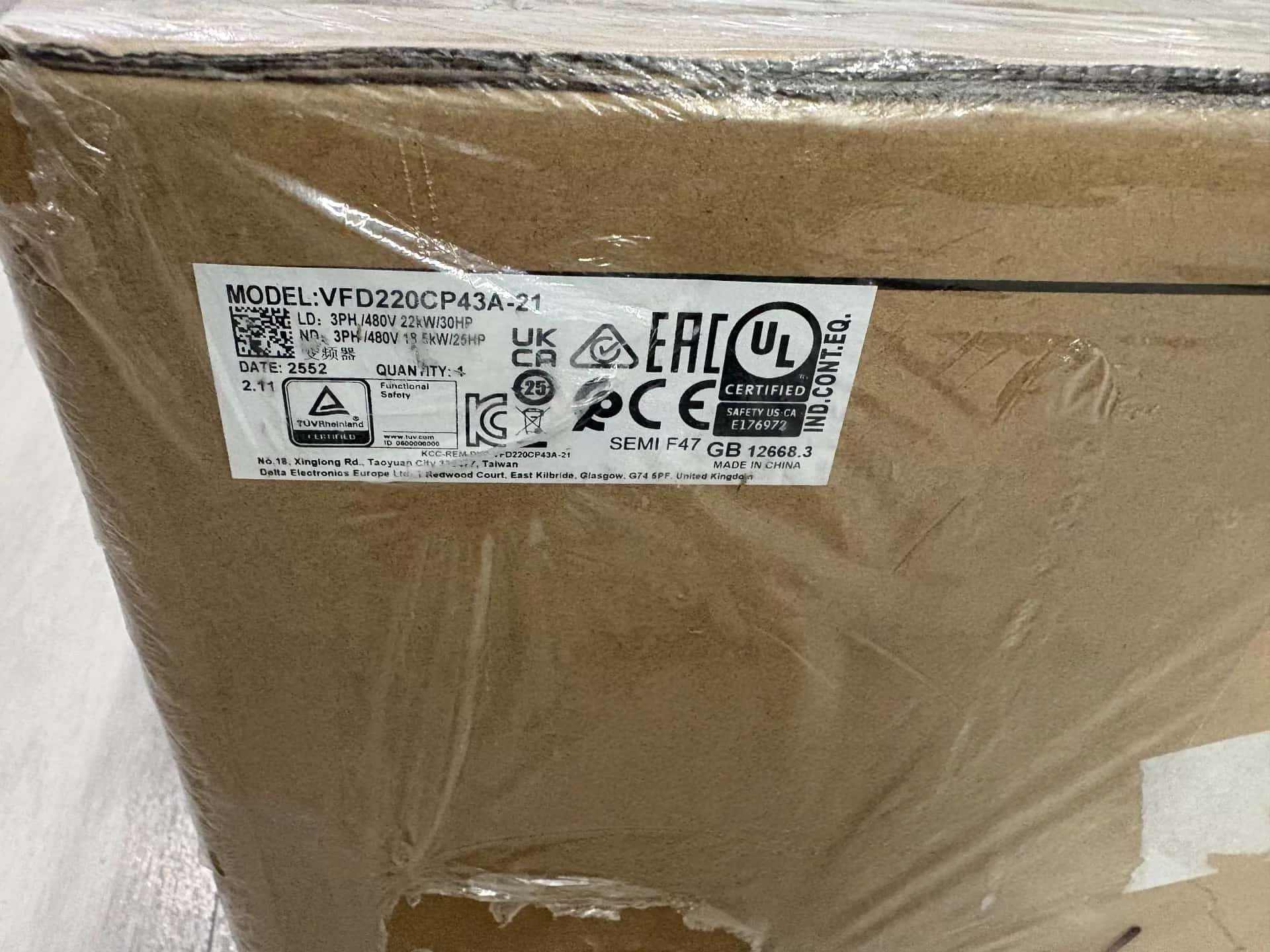 100% úplne nový, originálny a originálny Delta VFD220CP43A-21 380V22KW Frekvenčné meniče Pohon Servo Motor