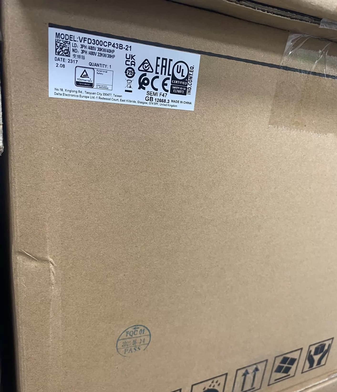 100% úplne nový, originálny a originálny Delta VFD300CP43B-21 380V30KW Frekvenčné meniče Pohon Servo Motor