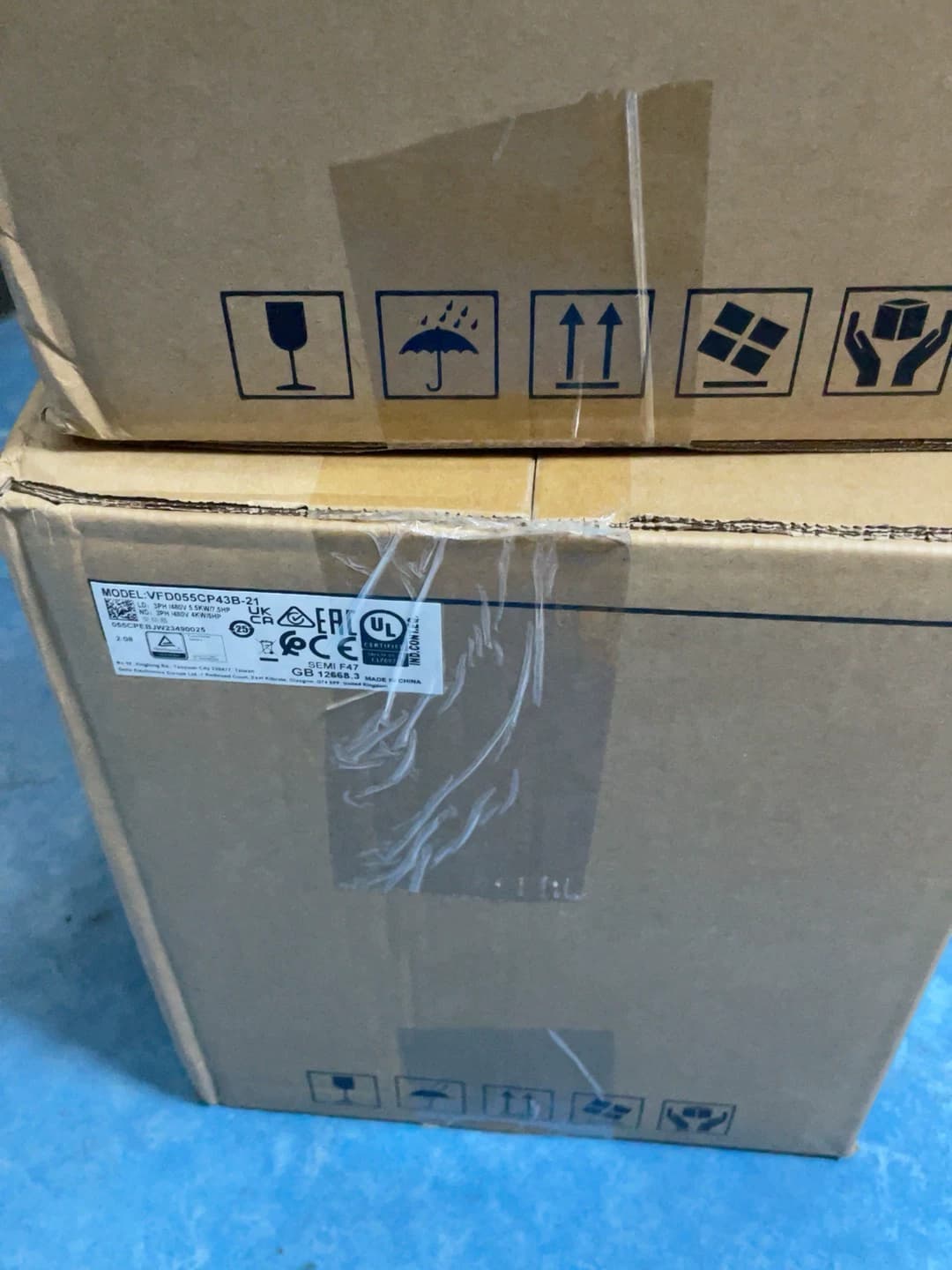 100% úplne nový, originálny a originálny DeltaVFD055CP43B-21 380V 5,5KW Frekvenčné meniče Pohon Servo Motor