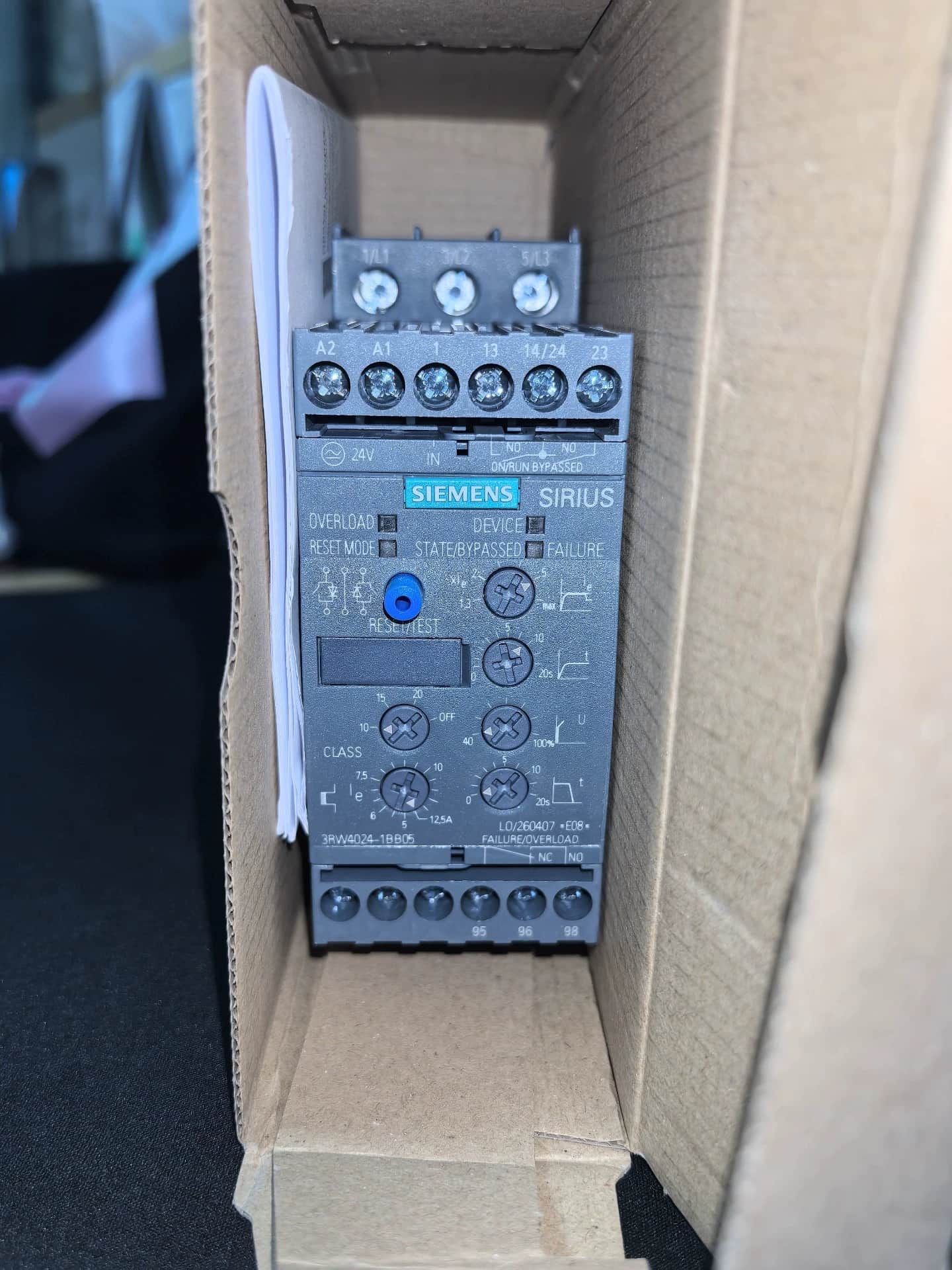 Úplne nový, originálny, továrensky vyrobený softštartér Siemens 3RW4024-1BB05 SOFTSTARTER SIRIUS