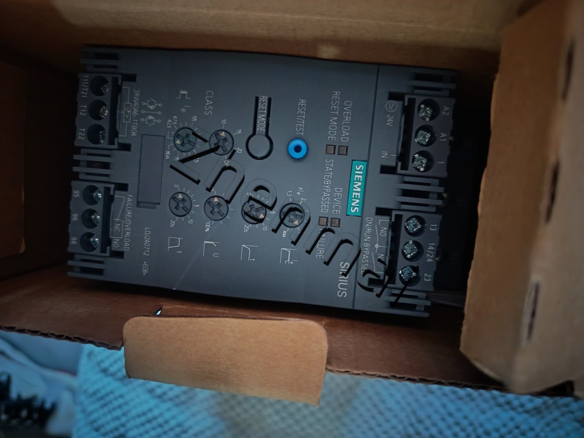 Úplne nový, originálny, továrensky vyrobený softštartér Siemens 3RW4046-1TB04 SOFTSTARTER SIRIUS