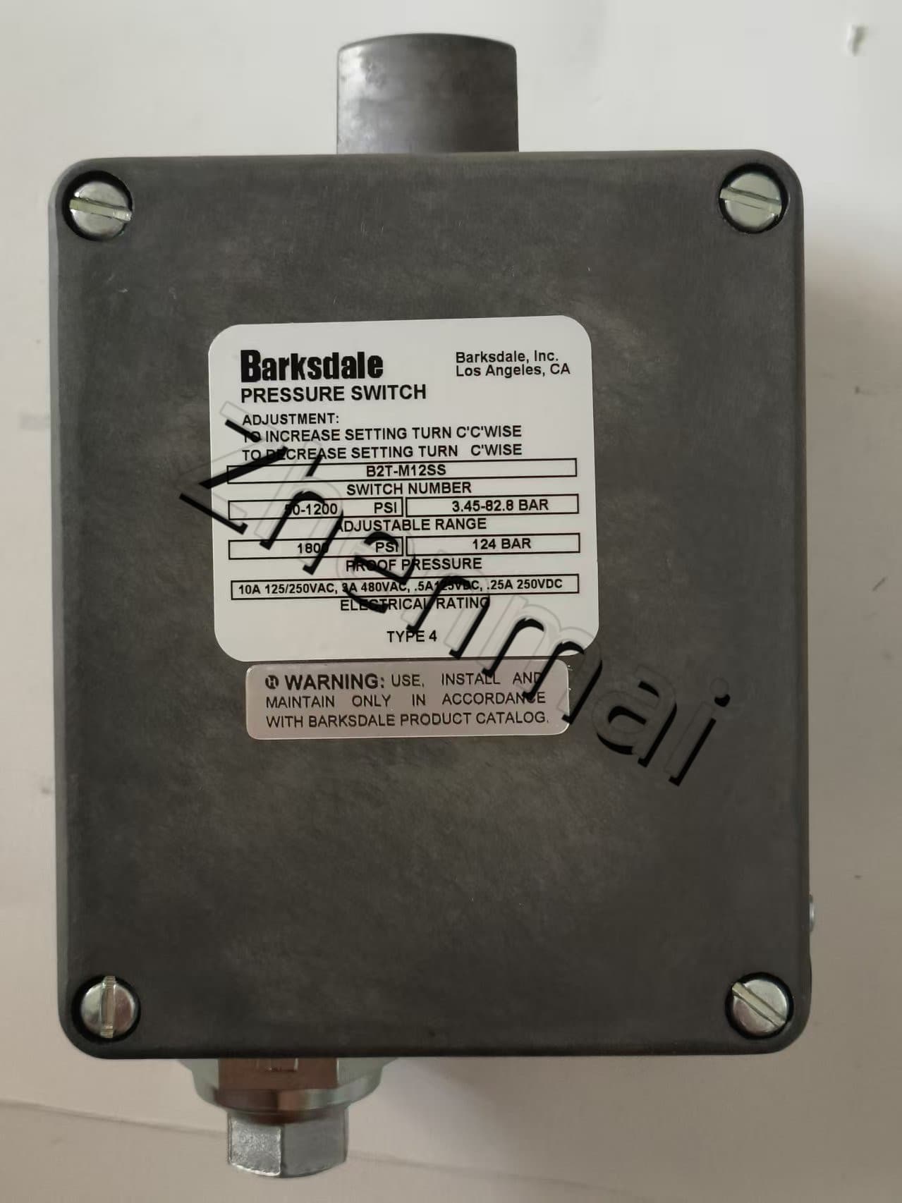Úplne nový originálny Barksdale B2T-M12SS Tlakový senzor Hladinový spínač Prietokový spínač Tlakový spínač Rýchla dodávka