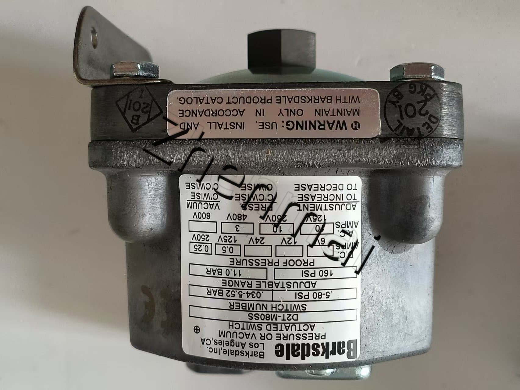 Úplne nový originálny Barksdale D2T-M80SS Tlakový senzor Hladinový spínač Prietokový spínač Tlakový spínač Rýchla dodávka