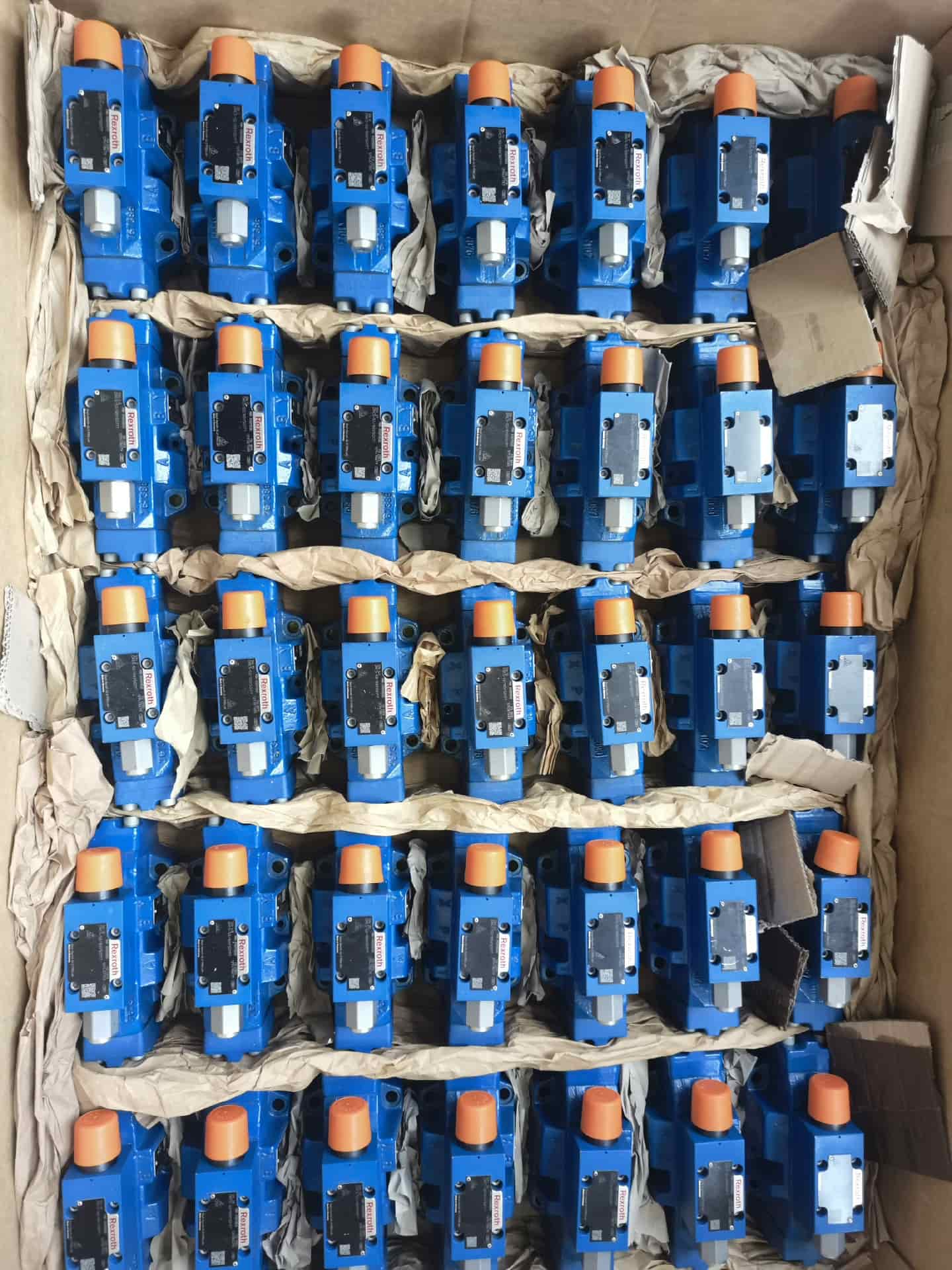 Úplne nový originálny servopohon Bosch Rexroth Tlakový redukčný ventil 4WREE10E75-2X/G24K31/F1V servomotor Rýchla dodávka