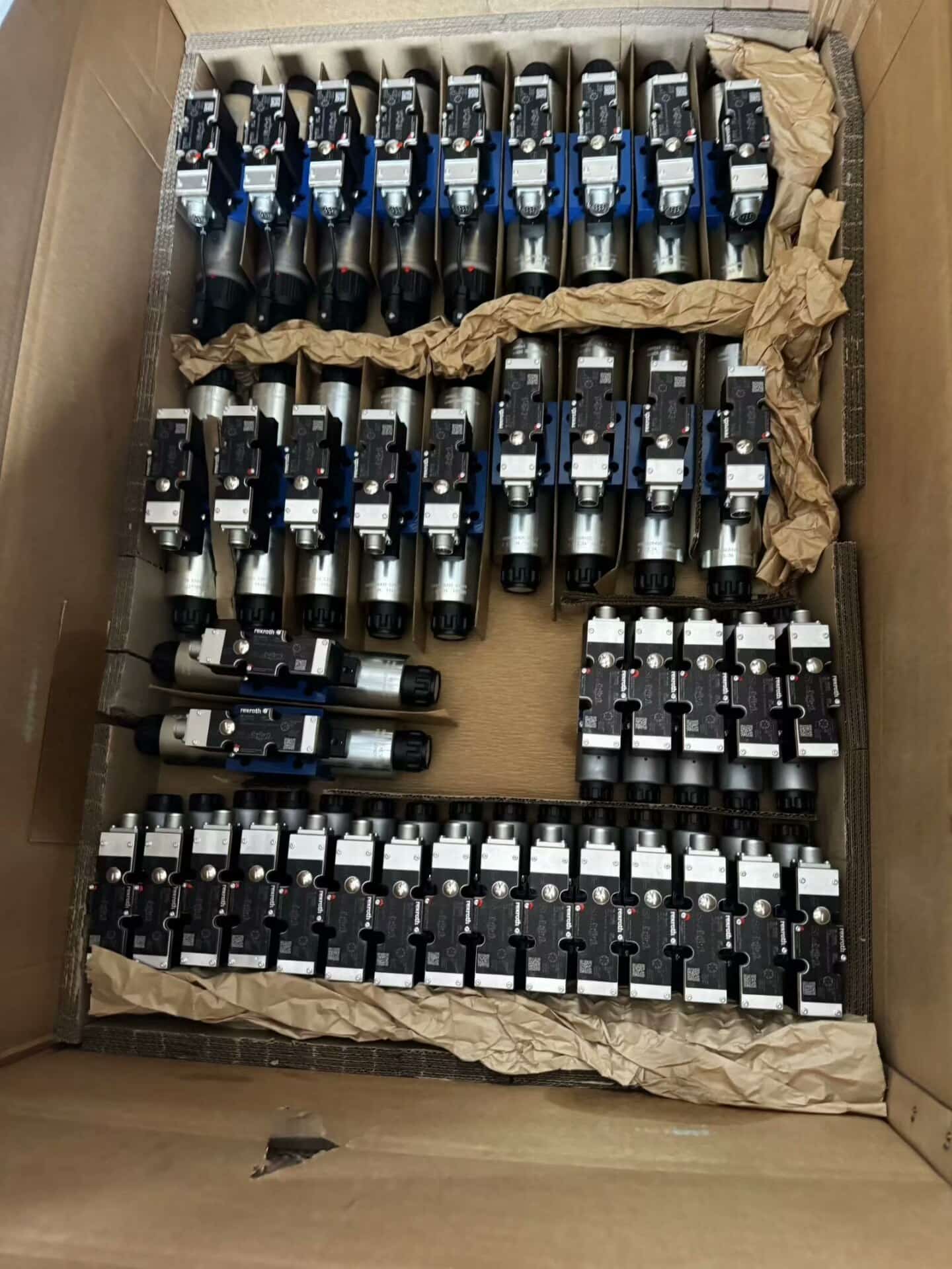Úplne nový originálny servopohon Bosch Rexroth Proporcionálny ventil 4WRTE10V50L-4X/6EG24ETK31/A1M servomotor Rýchla dodávka