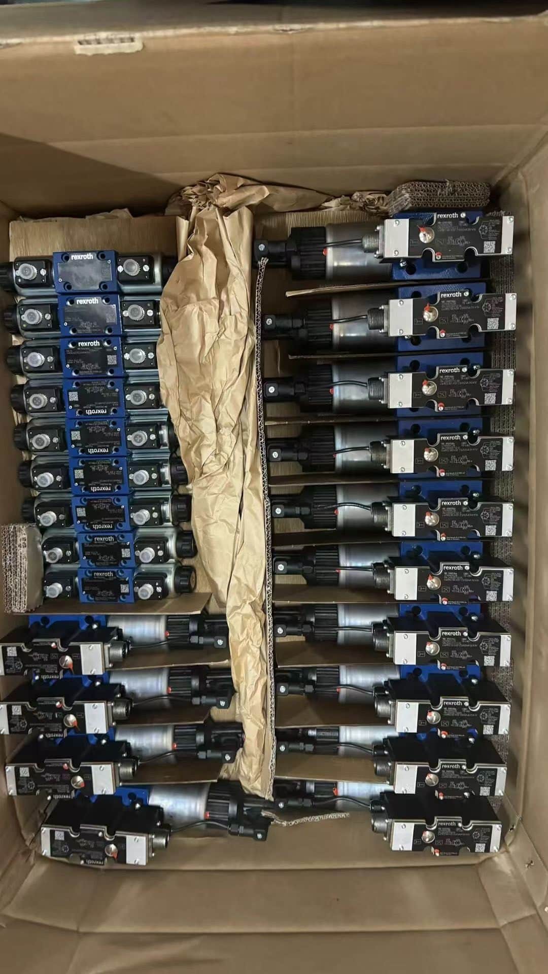 Úplne nový originálny servopohon Bosch Rexroth Proporcionálny ventil 4WS2EM10-5X/5B11XHT315K31EV Rýchla dodávka